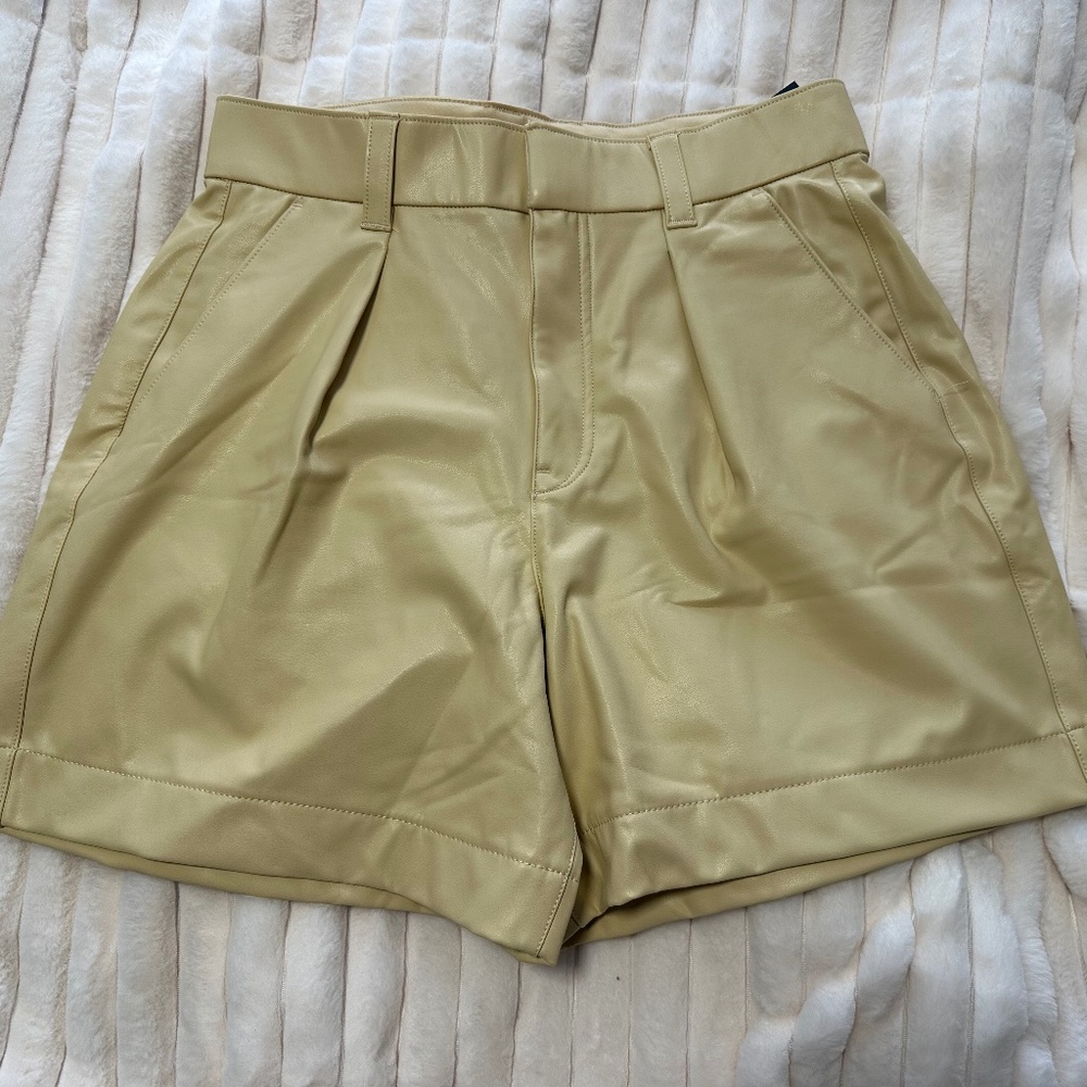 NWT Abercrombie 6 Inch Vegan Leather Tailored Shorts